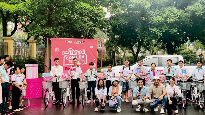 50 名貧困學生獲贈送自行車