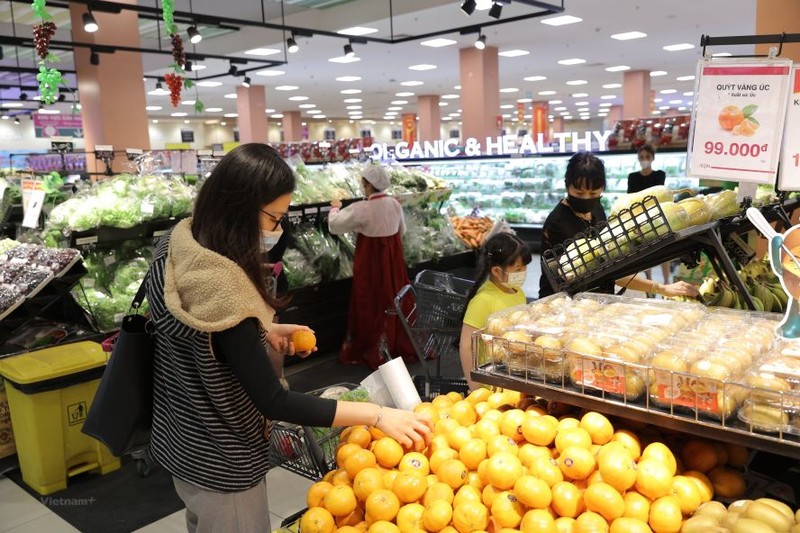 市民在超市選購食品。