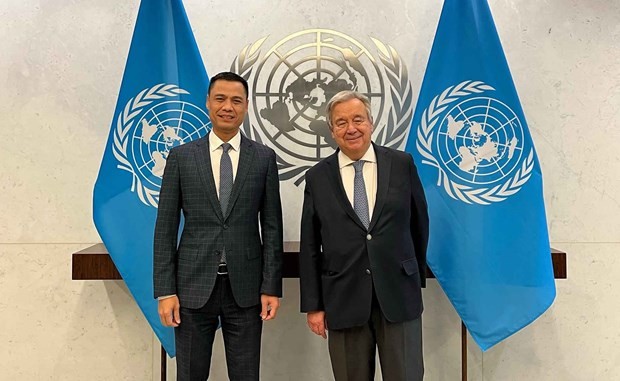 聯合國秘書長古特雷斯與越南常駐聯合國代表團團長鄧黃江大使（左）。