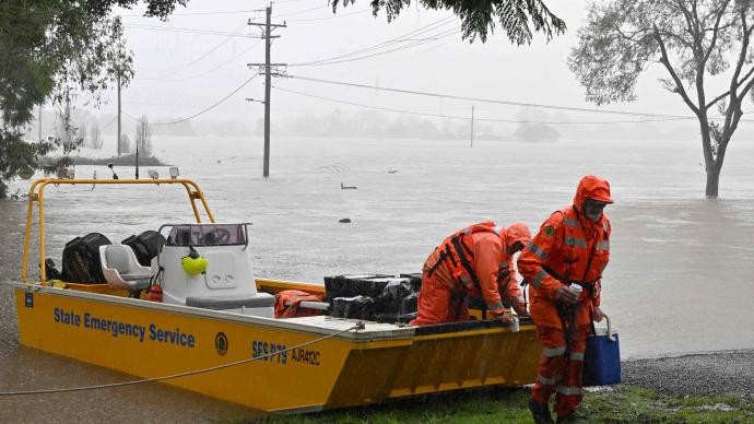 悉尼洪水氾濫後，傾盆大雨向北移動，澳大利亞東海岸數千人逃離家園。（圖：AFP）