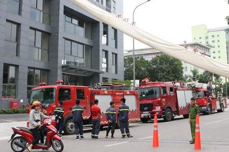 在高層公寓組織消防與救援演習。