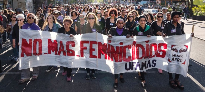 乌拉圭妇女上街游行，呼吁制止暴力侵害妇女行为。