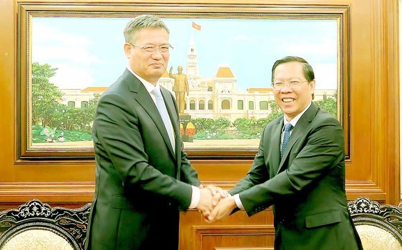 市人委會主席潘文邁會見中國駐胡志明市新任總領事魏華祥。