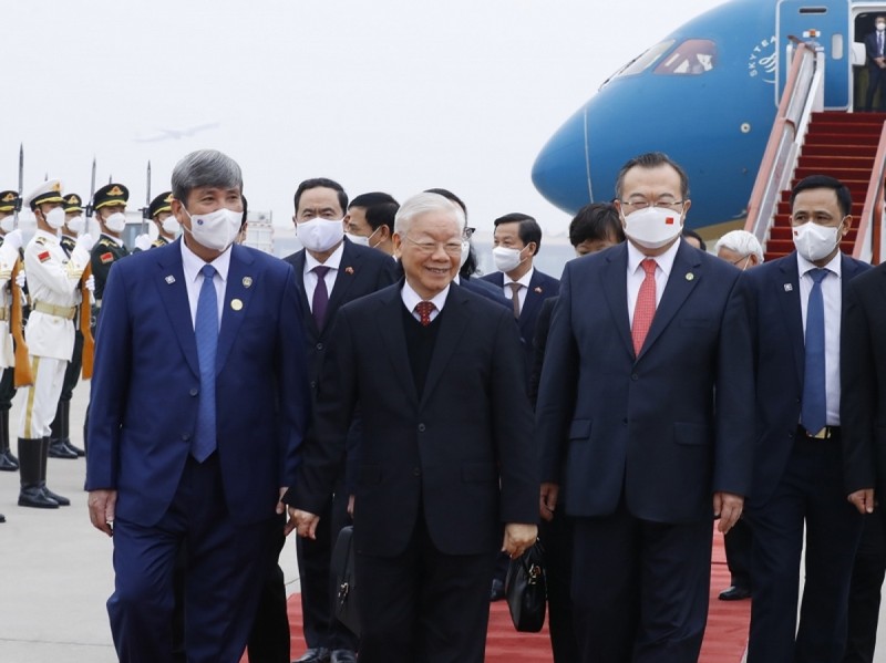 阮富仲總書記與越南高級代表團抵達北京。