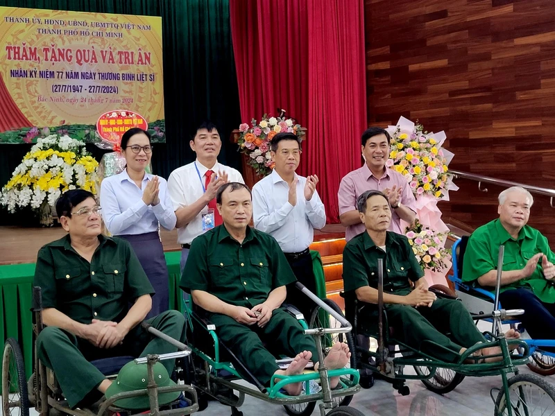 Chính quyền, nhân dân TPHCM tặng quà thương, bệnh binh tại Bắc Giang, Bắc Ninh
