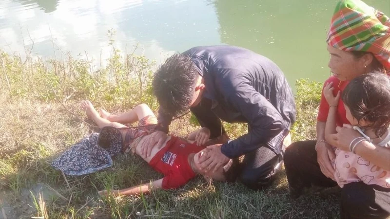 Chiến sĩ công an cứu sống 2 cháu nhỏ rơi xuống hồ thủy điện