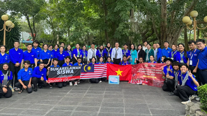 Lãnh đạo TPHCM thăm chiến sĩ Mùa hè xanh, tình nguyện viên quốc tế Malaysia