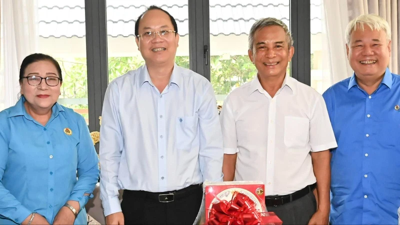 Đồng chí Nguyễn Hồ Hải thăm, tặng quà nguyên lãnh đạo Liên đoàn Lao động TPHCM