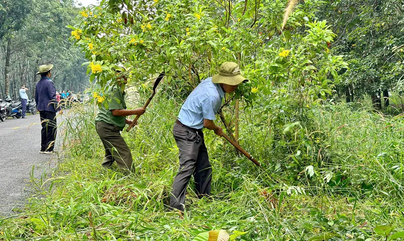 Xã Phước Hòa (TPHCM): 200 cán bộ, chiến sĩ, người dân tham gia vệ sinh môi trường 