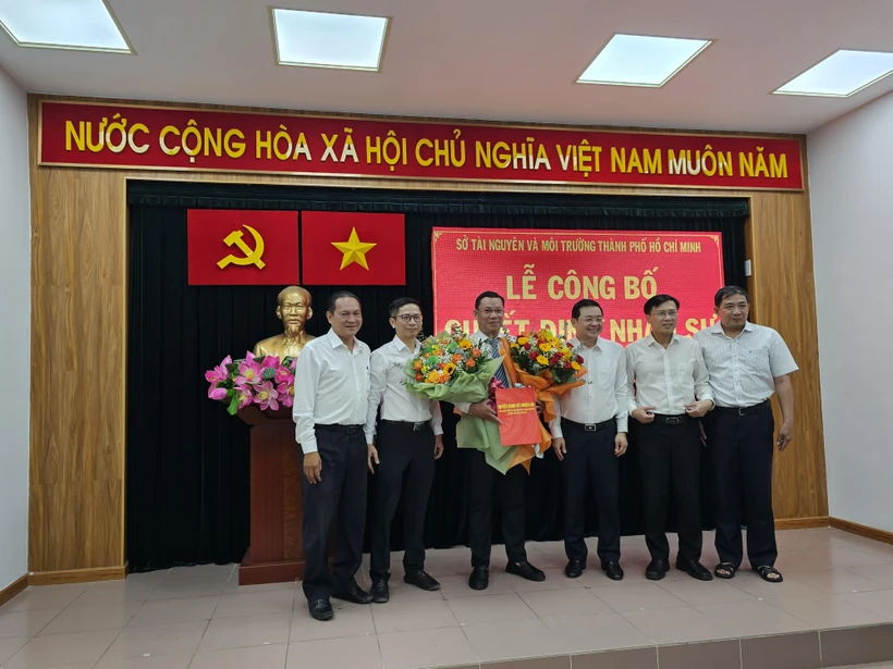 Chủ tịch UBND Quận Bình Tân Nguyễn Minh Nhựt (thứ 2 từ phải qua), giám đốc Sở TNMT Nguyễn Toàn Thắng (thứ 3 từ phải qua) cùng lãnh đạo phòng ban chúc mừng ông Nguyễn Tấn Tứ