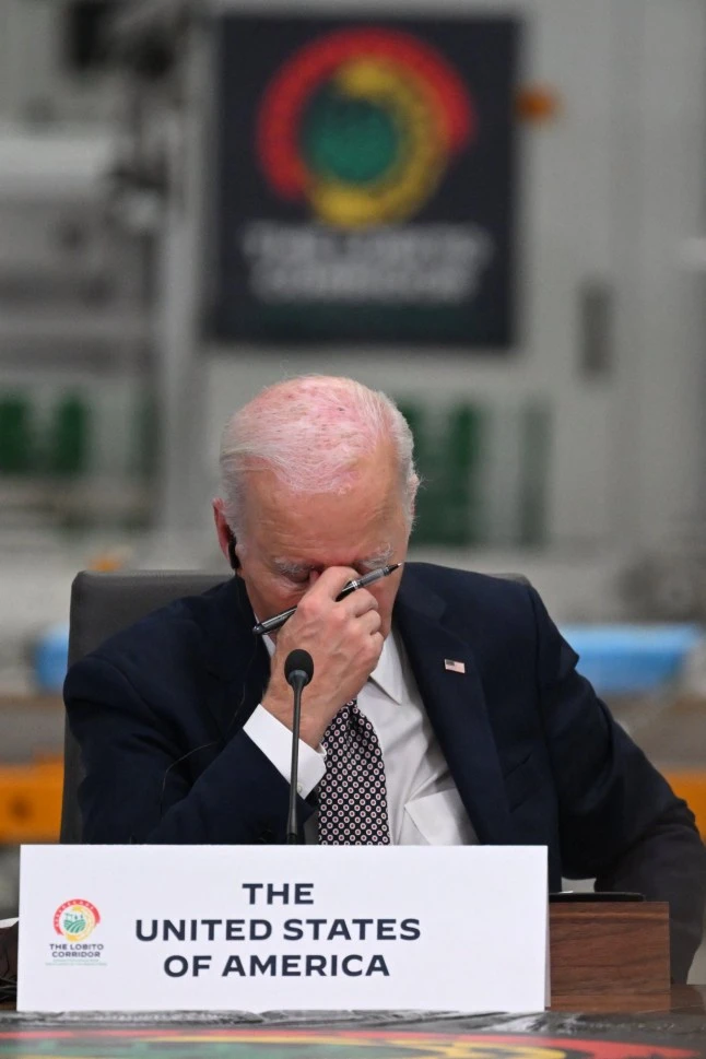 Tổng thống Hoa Kỳ Joe Biden dường như ngủ gật khi tham dự Hội nghị thượng đỉnh xuyên châu Phi Lobito Corridor tại Nhà máy chế biến thực phẩm Carrinho gần Benguela vào thứ Tư (Ảnh: Getty Images)