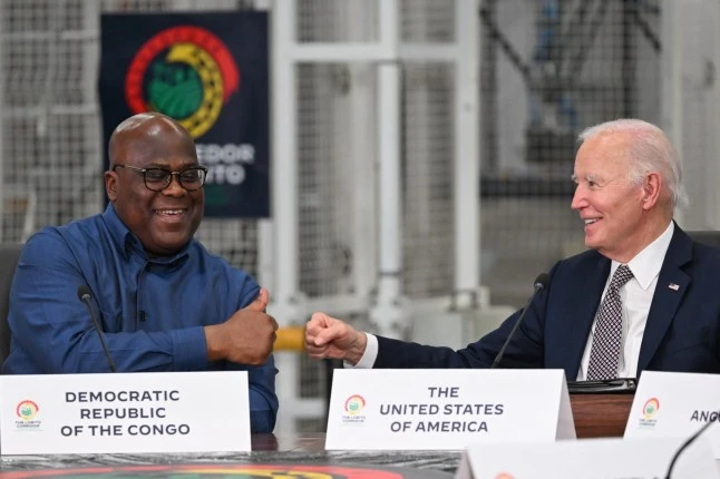 Tổng thống Cộng hòa Dân chủ Congo Felix Tshisekedi (trái) bắt tay Tổng thống Hoa Kỳ Joe Biden (phải) khi tham dự Hội nghị thượng đỉnh xuyên châu Phi Lobito Corridor (Ảnh: Getty Images)