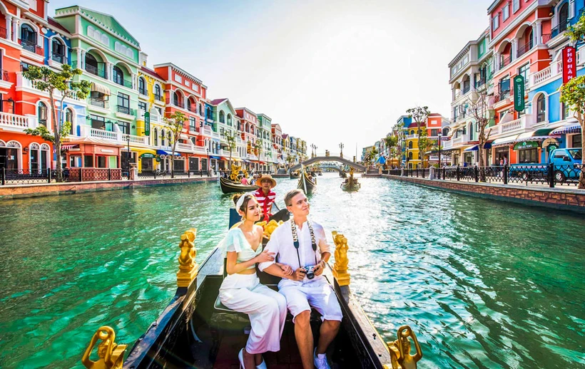 Du khách ngồi thuyền Gondola du ngoạn đảo ngọc Phú Quốc.