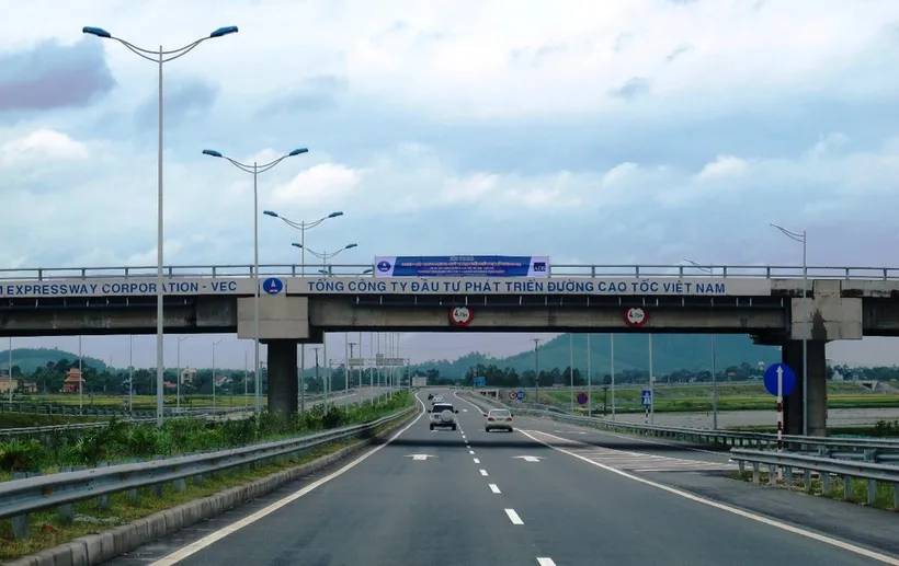 在高速公路路段上行駛的車輛由VEC管理、使用和營運。 (照片:Viet Hung/Vietnam+)