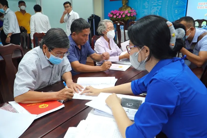 Người dân thực hiện thủ tục nhà đất