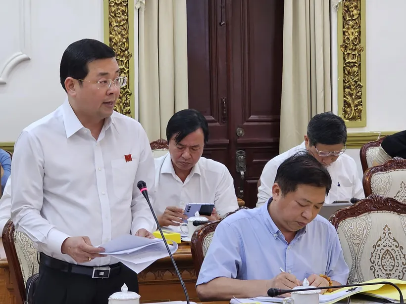 Giám đốc Sở TNMT Nguyễn Toàn Thắng trả lời câu hỏi các đại biểu NTT.jpg