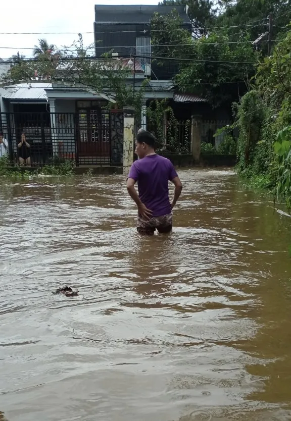 Người dân ngỡ ngàng vì lượng nước lớn đổ về trong thời gian ngắn