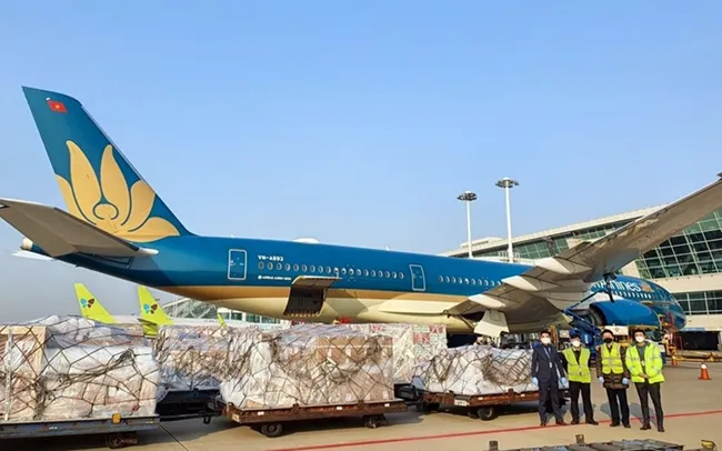 'Vua hàng hiệu' Johnathan Hạnh Nguyễn vào cuộc, vận tải hàng hóa hàng không bắt đầu nóng? ảnh 1 'Vua hàng hiệu' Johnathan Hạnh Nguyễn vào cuộc, vận tải hàng hóa hàng không bắt đầu nóng? ảnh 1