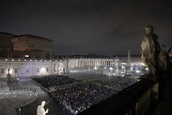Những người cầu nguyện tập trung tại Quảng trường Thánh Peter ở Vatican để tham dự buổi cầu nguyện đầu tiên vào buổi tối dành cho Giáo hoàng.Tín dụng:AP Những người cầu nguyện tập trung tại Quảng trường Thánh Peter ở Vatican để tham dự buổi cầu nguyện đầu tiên vào buổi tối dành cho Giáo hoàng.Tín dụng:AP