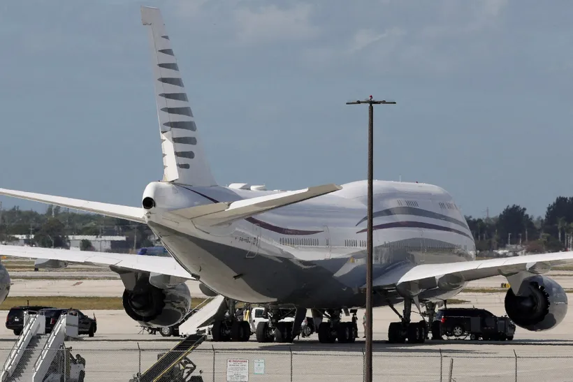 Đoàn xe hộ tống Tổng thống Hoa Kỳ Donald Trump đỗ cạnh chiếc Boeing 747-8 do Qatar sở hữu, ngày 15/2/2025