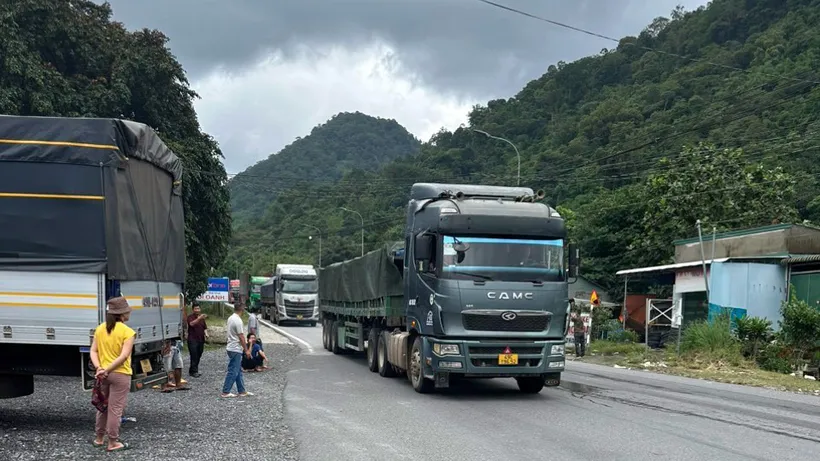Lực lượng chức năng tỉnh Lâm Đồng đang điều tiết các phương tiện lên, xuống đèo Bảo Lộc. Ảnh: ĐOÀN KIÊN