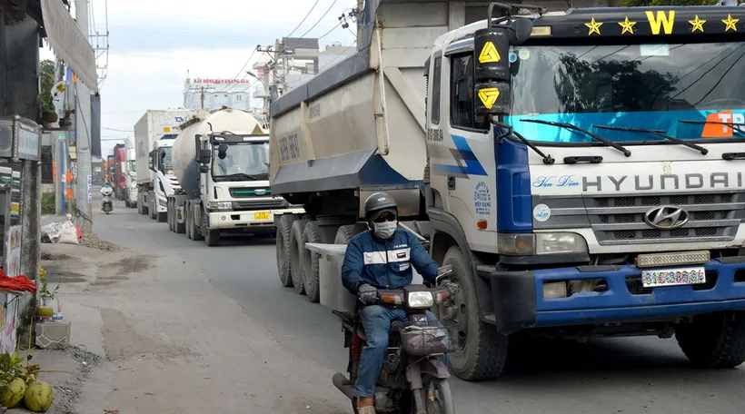 Người đi đường đối mặt hiểm nguy khi xe tải, container lưu thông ken dày trên đường Nguyễn Duy Trinh.