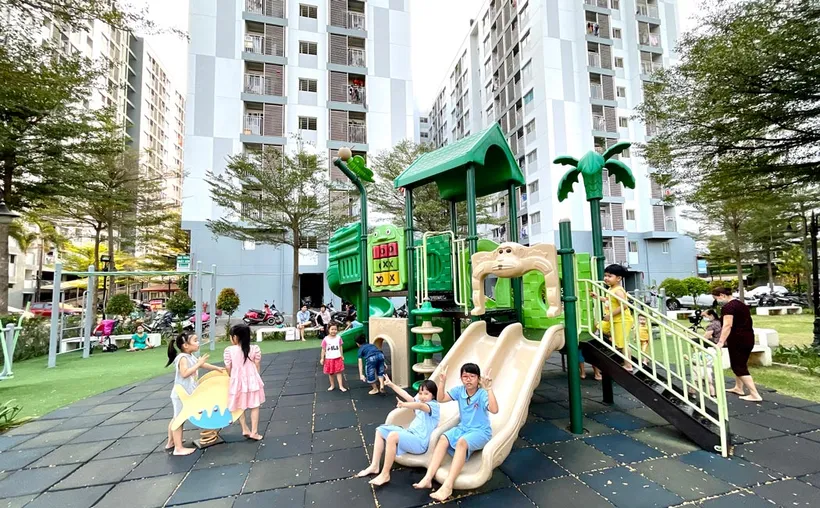 Trẻ nhỏ vui chơi trong công viên ở khu dân cư nhà ở xã hội EHomeS, phường Phú Hữu, TP Thủ Đức, TPHCM Ảnh: Hoàng Hùng