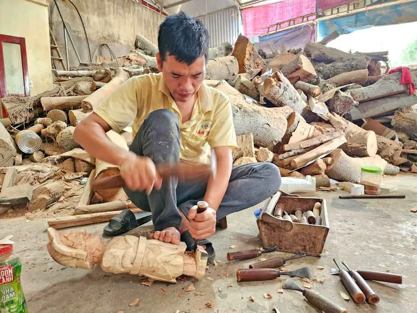 Anh Phạm Văn Phong- một thợ chế tác rối trẻ của làng nghề rối cổ. roi-nuoc-6-4356.jpg