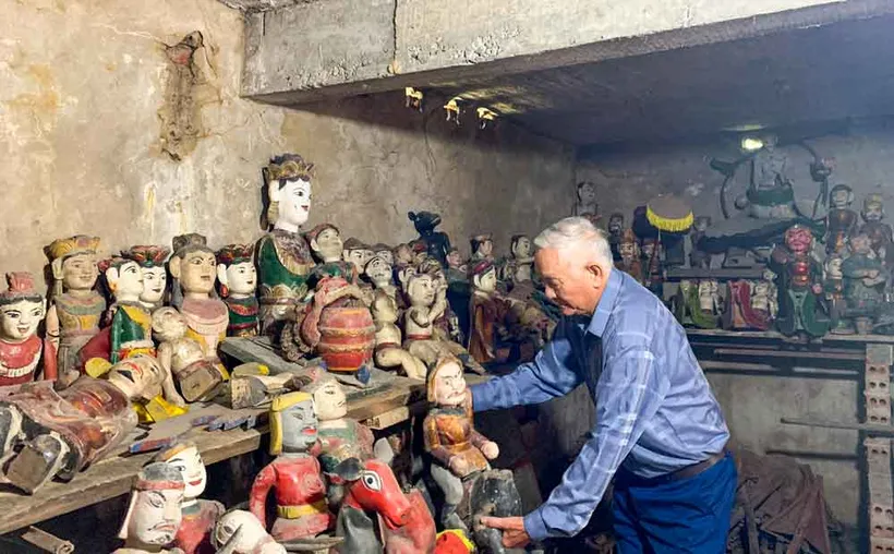 Nghệ nhân Phan Tiến Hữu, người được giao trông nom kho rối cổ của làng.