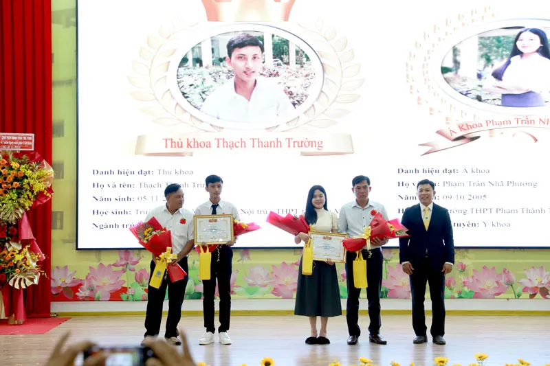 PGS.TS Nguyễn Minh Hòa, Hiệu trưởng Trường ĐH Trà Vinh, trao giấy khen và phần thưởng cho tân Thủ khoa, tân Á khoa và gia đình.
