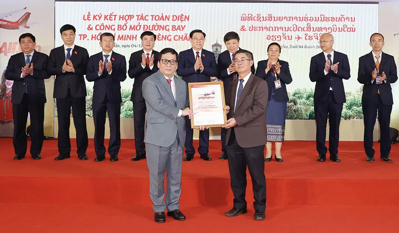 Tổng giám đốc Vietjet Đinh Việt Phương (trái) nhận Chứng nhận mở đường bay TPHCM - Viêng Chăn từ ông Bounteng Symoon – Phó Tổng Cục trưởng Cục Hàng không Dân dụng Lào. a7-1-701.jpg