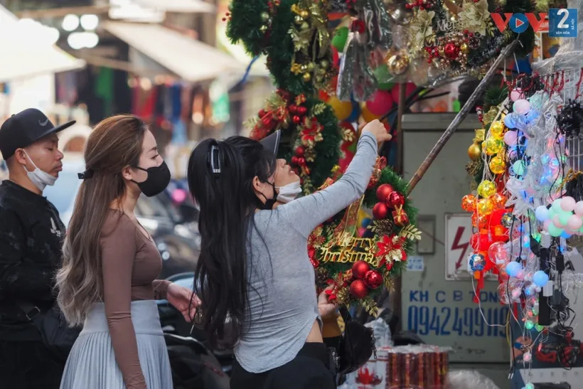 Không khí nhộn nhịp &quot;người mua kẻ bán&quot; trên phố Hàng Mã.