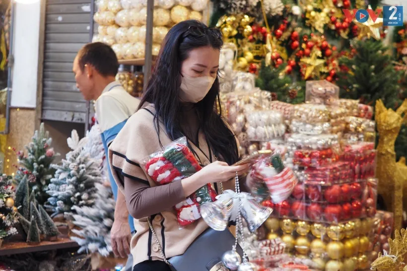 Năm nay, giá của những món đồ trang trí nhỉnh hơn năm ngoái một chút, được người mua vui vẻ chấp nhận.