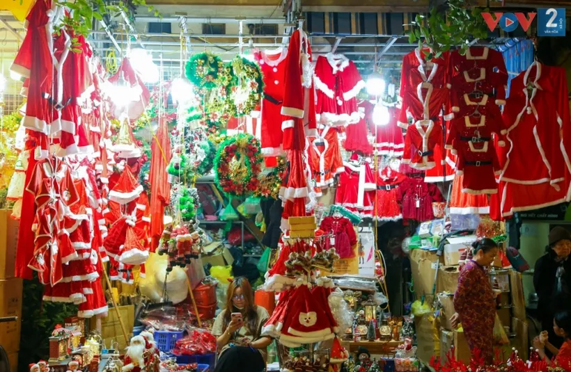Bộ đồ ông già, bà già Noel trẻ em có giá 100.000 - 200.000 đồng/bộ, mũ Noel 50.000 đồng. Bộ đồ ông già, bà già Noel trẻ em có giá 100.000 - 200.000 đồng/bộ, mũ Noel 50.000 đồng.
