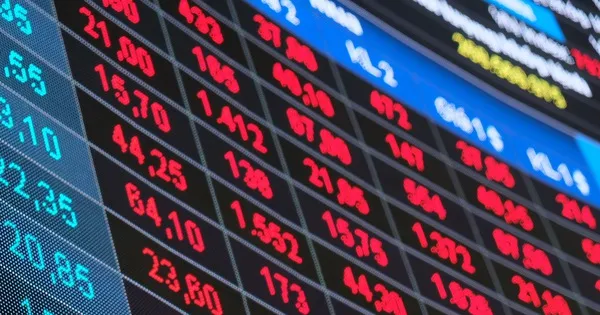 Tranh nhau bán tháo, VN Index lùi về mốc 1.240 điểm
