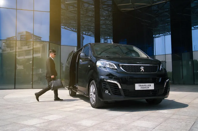 Với diện mạo sang trọng và bề thế, Peugeot Traveller được ưa chuộng bởi giới doanh nhân thành đạt Với diện mạo sang trọng và bề thế, Peugeot Traveller được ưa chuộng bởi giới doanh nhân thành đạt