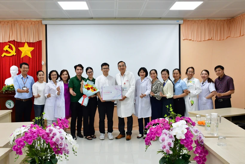 Bệnh viện chuyên khoa Sản Nhi tỉnh Sóc Trăng trao quà cảm ơn đoàn NTD Healthcare .jpg