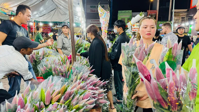 Người dân mua hoa tại chợ truyền thống 17e3e1913c1b8345da0a.jpg