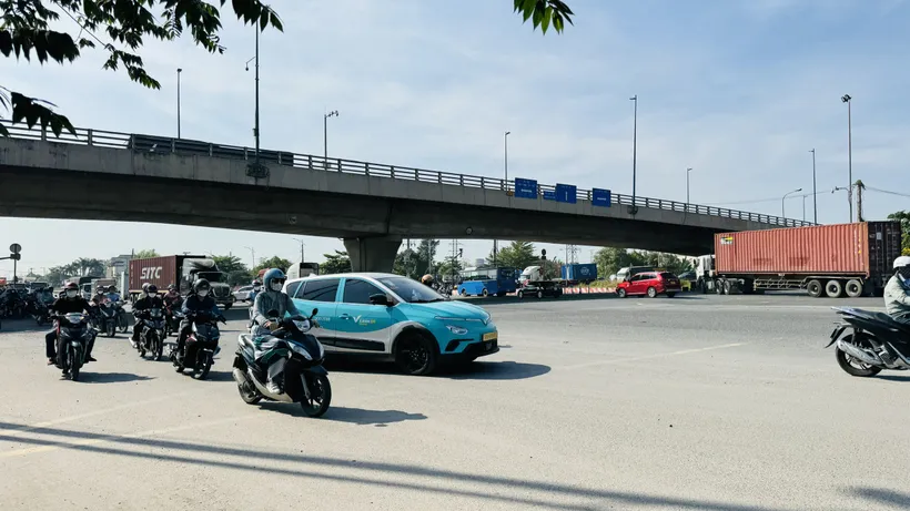 Các phương tiện lưu thông trên đường. Ảnh minh họa: Đình Dư 44d4be51296c9932c07d.jpg