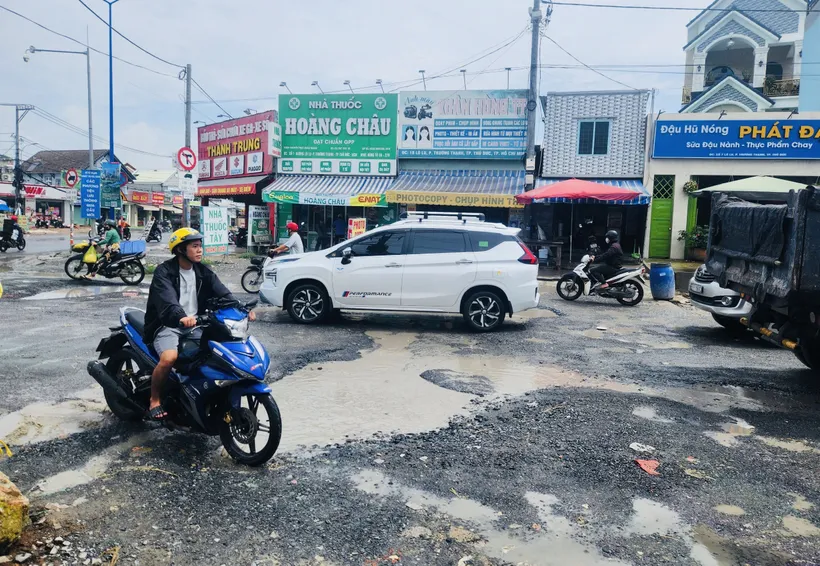 Người dân đi lại còn khó khăn trên đường Lò Lu b9d58e17328186dfdf90.jpg