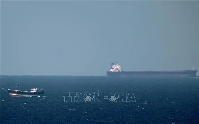 Tàu chở dầu tại Eo biển Hormuz ở ngoài khơi vùng biển Khasab (Oman). Ảnh: TTXVN