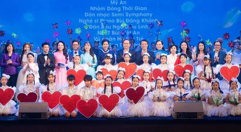 Anh hùng Lao động, Tiến sĩ Nguyễn Thị Phương Thảo thay mặt cán bộ nhân viên Sovico, Vietjet và HDBank trao tặng 30 tỷ đồng hỗ trợ phụ nữ, và trẻ em mắc bệnh hiểm nghèo thuộc diện hộ nghèo, cận nghèo.