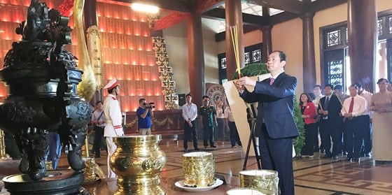 State President commemorates martyrs at Ben Duoc Memorial Temple ảnh 2