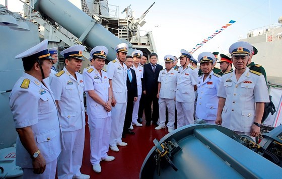 Khanh Hoa holds flag-hoisting ceremony of missile escort warships ảnh 1