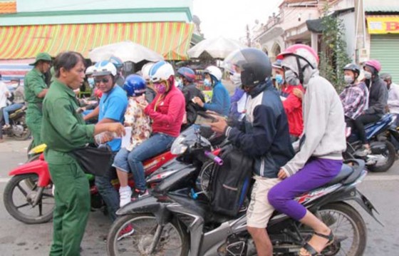 Holidaymakers get back to work in HCMC ảnh 1