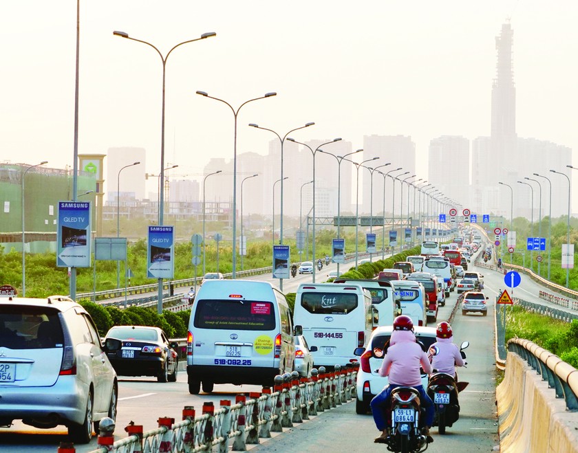 Millions of people come back to big cities after Tet ảnh 1