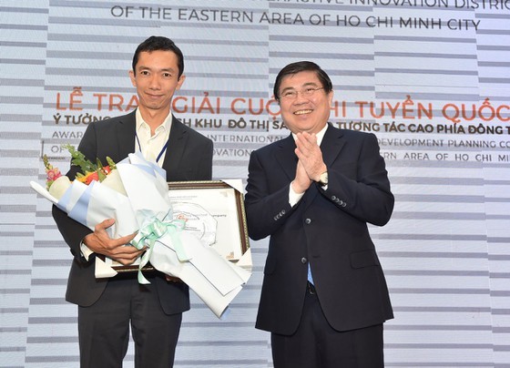 City Party Chief awards first prize to U.S. firm in innovation district contest ảnh 3