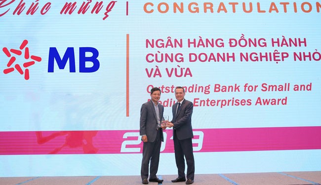 MB nhận giải “Ngân hàng bán lẻ tiêu biểu” và “Ngân hàng đồng hành cùng DNNVV” ảnh 1