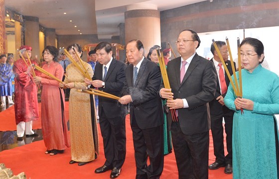 Lãnh đạo TPHCM dâng cúng bánh tét Quốc tổ Hùng Vương ảnh 1