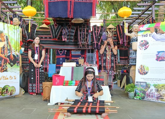 Int’l Silk - Brocade Festival 2019 opens in Hoi An ảnh 2